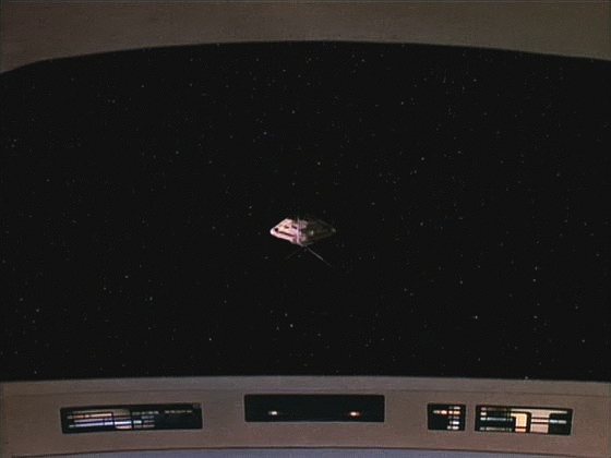 Enterprise narazí na lysianskou loď, která je překvapivě zastaralá. Kapitán má velké pochybnosti, ale na MacDuffovo naléhání loď zničí.