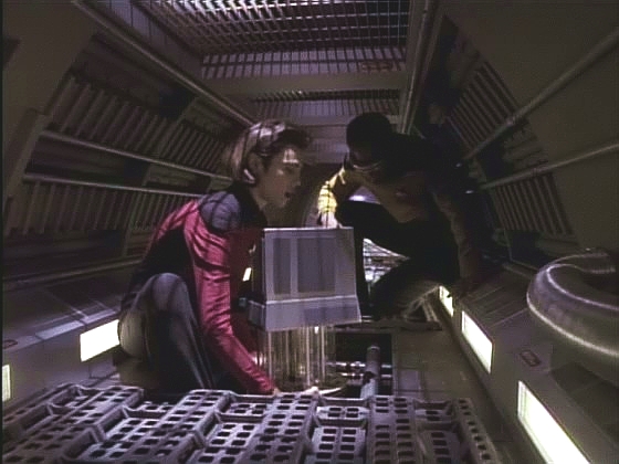 Doktorka usoudila, že Riker nebyl "obsazen", protože měl zlomenou ruku. Ro a Geordi přivlekli nad Přední desítku plazmový invertor, aby trojici bolestivým výbojem osvobodili.