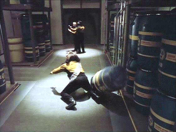 Na Worfa spadl v nákladovém prostoru kontejner a rozdrtil mu sedm obratlů. Worf se dozví, že už nikdy nebude normálně chodit, část pohyblivosti může získat pomocí implantátů.
