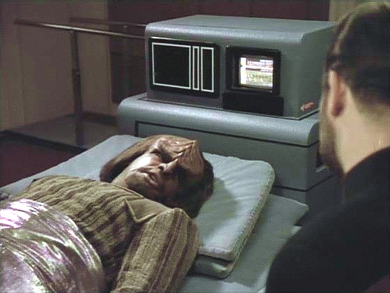 To je pro Klingona nepřijatelné a Worf žádá Rikera jako přítele, aby mu pomohl spáchat rituální sebevraždu.