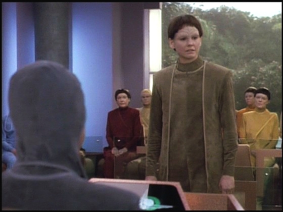 Pár však byl sledován a Soren postavili před soud. Přes Rikerovu zoufalou nabídku, ať jí dovolí odletět s Enterprise, je odsouzena k "léčbě".