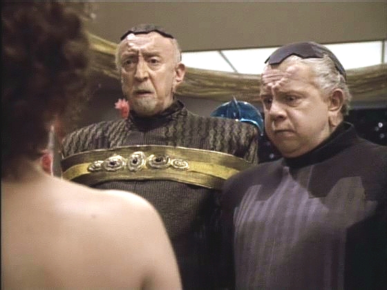 Lwaxana se na svou svatbu v Přední desítce dostavila podle betazedské tradice nahá. Campio ani jeho protokolář to neunesli a prchli. Ze svatby sešlo.