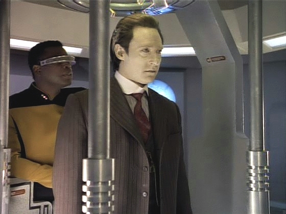Geordi připevnil k Datovu tělu jeho hlavu z 19. století, a když se mu podaří Data zprovoznit, dozvídají se, jak musí upravit fotonová torpéda. Picard zatím bude mít čas k návratu.