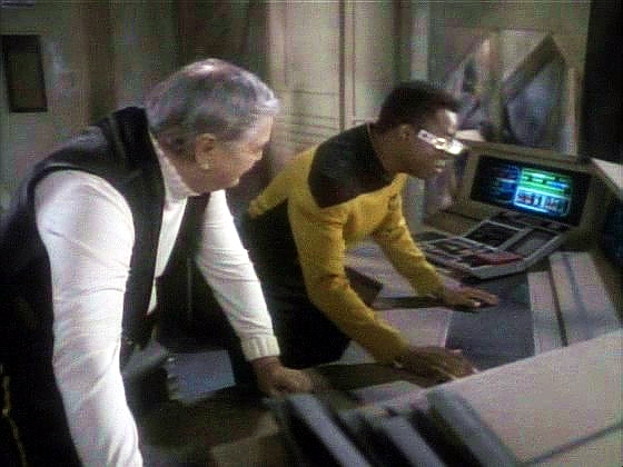 Scotty a Geordi zjistili, že Enterprise zmizela, usoudili, že je uvnitř sféry a že bude potřebovat pomoc. Podařilo se jim nahodit pohon a šikovně otevřít vrata, aby je to nevtáhlo.