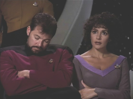 Dat pořádá odpoledne své poezie. Komandér Riker se už několik dní cítí velmi vyčerpaný a při Ódě na Spota usnul.