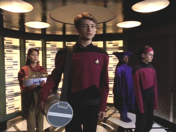 Těsně před návratem na Enterprise prolétl raketoplán neznámým energetickým polem a konsternovaný O'Brien transportoval na palubu čtyři dvanáctileté děti.