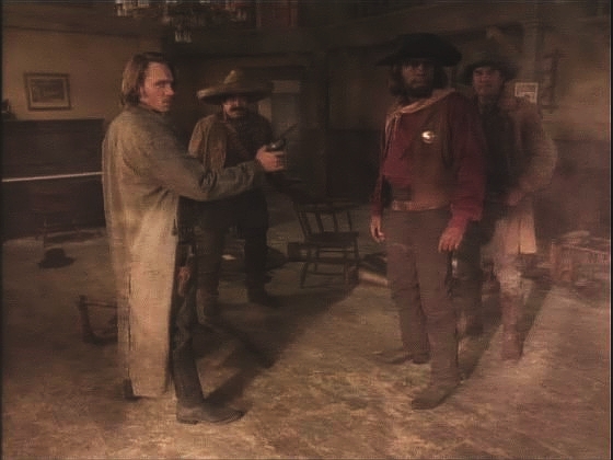 Šerif Worf a jeho zástupce Alexander mají zatknout mnohonásobného vraha Eliho Hollandera. Když Alexander zvýšil obtížnost programu, zachránila Worfovi život Durango alias Deanna.