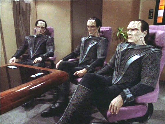 Na Enterprise zatím kapitán Jellico jedná s Gulem Lemecem o důvodech přesunů cardassijské flotily. Dozvídá se, že Cardassiané jsou o Picardově misi dobře informováni.