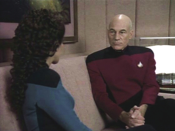 Picard získává zpět velení na Enterprise. Pouze poradkyni přiznává, že nejen že už byl připraven říct, že vidí pět světel, on jich v tu chvíli dokonce opravdu pět viděl.