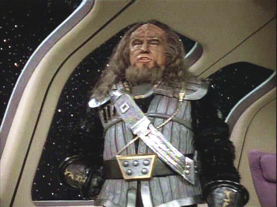 Worf objevil na stanici klingonskou DNA a kapitán šikovně přiměl guvernéra Toraka, aby mu pomohl s vyšetřováním