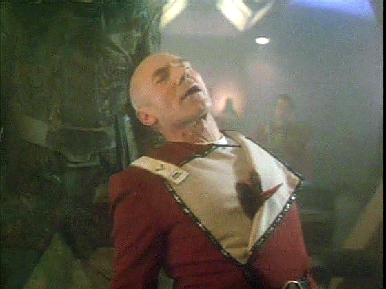 Q je mimořádně vstřícný. Nejen že umožní Picardovi znovu prožít rvačku - a dát si probodnout srdce, vrátí ho také do života. Picard navíc lépe pochopil, proč je takovým mužem, jakým je.