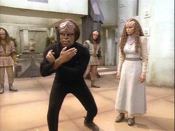 Worf se rozhodl, že mladé Klingony v táboře, kteří vůbec nemají ponětí o klingonských tradicích, něčemu naučí. První na řadě je mok'bara.