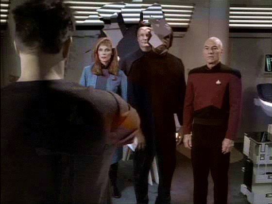 Z Enterprise si přinesl phaser, alespoň ve svých myšlenkách, a rozhodne se, že se zastřelí. Vtom se obraz před ním rozpadne na střepy jako zrcadlo a Riker vidí své věznitele.