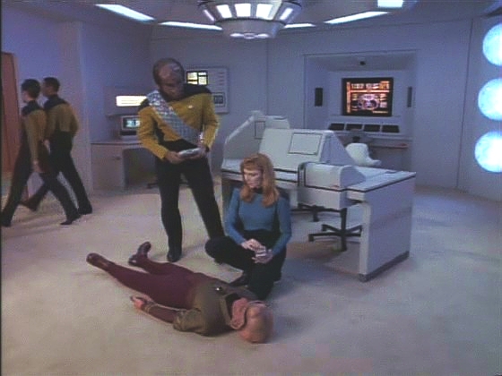 Pak je nalezen mrtvý doktor Reyga a Beverly má podezření na vraždu. Kapitán Picard jí však přikáže neprovádět jeho pitvu, protože ferengské pohřební rituály to zakazují.