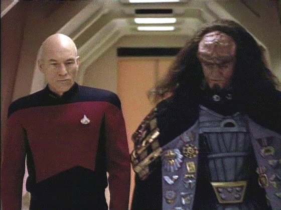 Enterprise je pověřena převozem Kahlesse na Qo'noS. Dostaví se však Gowron, který se obává o svou moc, a chce dokázat, že se jedná o podvodníka.