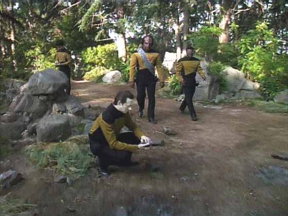 Dat, na kterého připadlo velení, se s Enterprise vrátil na Barradas, aby našel nějaká vodítka. Navíc zjišťují, že žoldáci pátrají v celém sektoru po romulanských artefaktech.