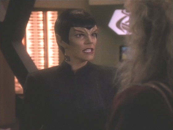 Dat předstírá poškození Enterprise, ovšem také lehce poškodí Baranovu loď. Tallera Barana přesvědčí, že je na čase zmizet.