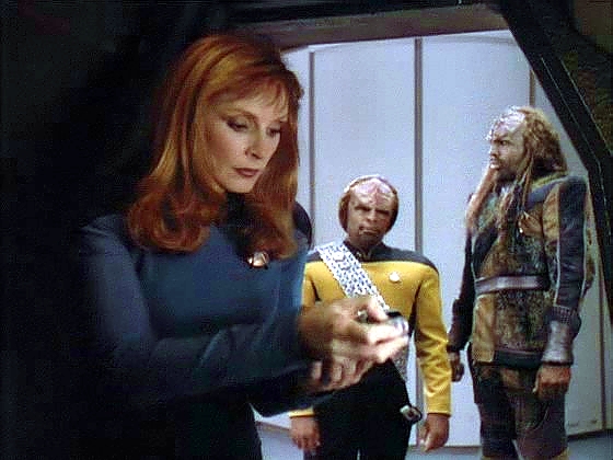 Na Enterprise objevili kapitánovu zprávu - souřadnice příštího Baranova cíle. Tam čeká klingonský raketoplán s Koralem. Záminkou k jeho prohledání je zdravotní kontrola.