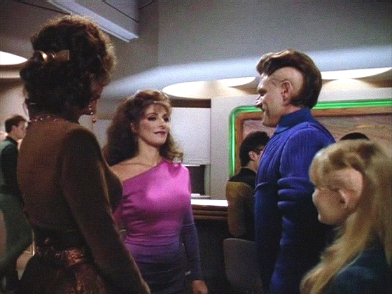 Silní telepaté Cairnové, budoucí členové Federace, cestují na Enterprise a Lwaxana jim pomáhá s verbální komunikací. Seznamuje také Deannu s Maquesem a jeho dcerkou Hedril.