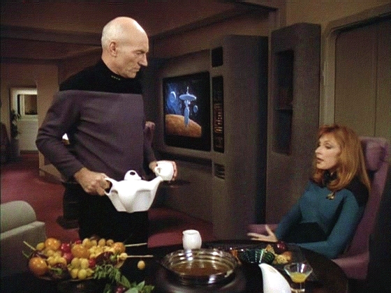 Kapitán Picard snídá v Beverlyině kajutě. Připravují se na výsadek na Kesprytt, na návštěvu národa Kesů, kteří požádali o členství ve Federaci.