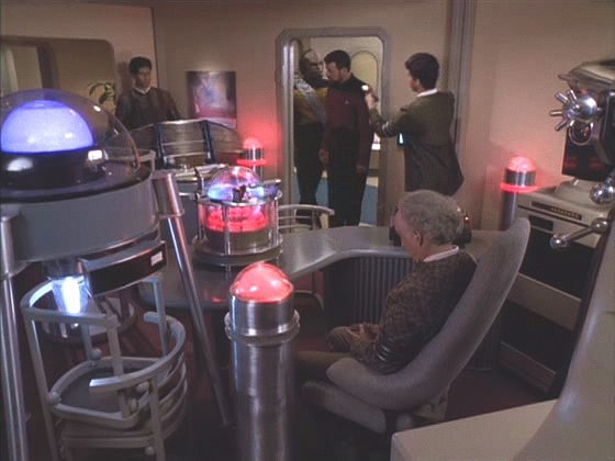 Komandér Riker se zatím snaží zjistit, co se stalo a proč. Kesský ambasador Mauric si zřídil hlavní stan na Enterprise a dal naplno průchod své paranoie.