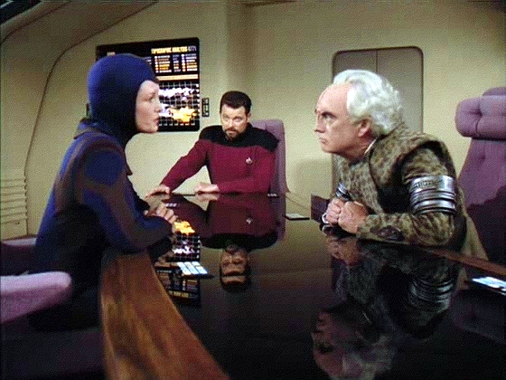 Mauric a ministyně Lorin jen napadají jeden druhého. Riker už toho má dost: Mauricovi sdělí, že tak paranoidní národ Federace za člena nepřijme...