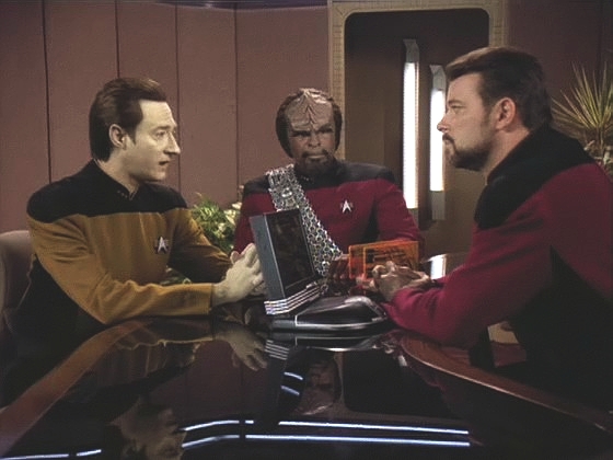 Tato Deanna mu věří a přinutí Data, aby hledal vysvětlení. Dat zjistil, že Worf není z tohoto vesmíru.