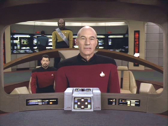 V prostoru se náhle objevují stovky a tisíce Enterprise. Kapitán jedné z nich hlásí Rikerovi, že Worfova kvantová signatura odpovídá jejich vesmíru.
