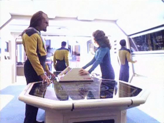 Enterprise byla na pár dní odvolána, ovšem o Data, který byl na Barkon IV poslán najít zřicenou sondu, si starosti nedělají. Deanna se marně snaží složit komandérské zkoušky.