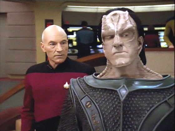 V okamžiku přestřelky hrozí vypuknutí nové války mezi Federací a Cardassií. Picard přesvědčil Gula Eveka, ten stahuje svůj oddíl a je připraven hledat jiné přijatelné řešení.