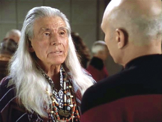 Na recepci na palubě Enterprise se kapitán od náčelníka Anthwary dozví, že jeho předek před 700 lety nařídil masakr Indiánů a on že má tento zlý skutek zase napravit.