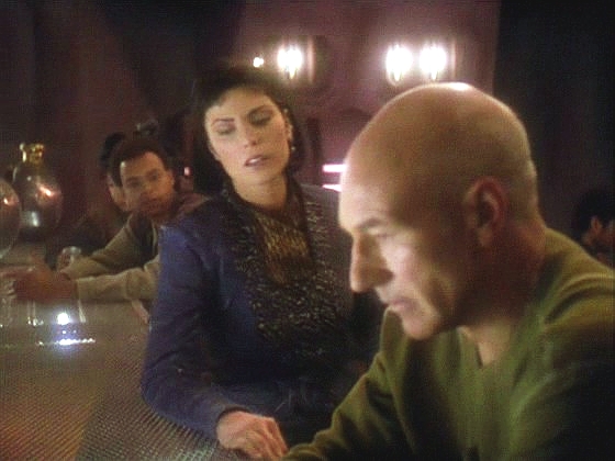 Kapitán v přestrojení jí dává instrukce. Cítí, že Ro má se svou misí problémy, a přiděluje jí Rikera, i když Ro tvrdí, že Makisty zradí.