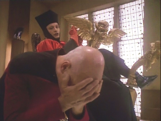 Picard je opět u Q, který ho informuje, že lidstvo zachránil. Nic z toho, co kapitán prožil, si nikdo nepamatuje, a když se v županu ptá na datum, zjišťuje, že neuplynul žádný čas.