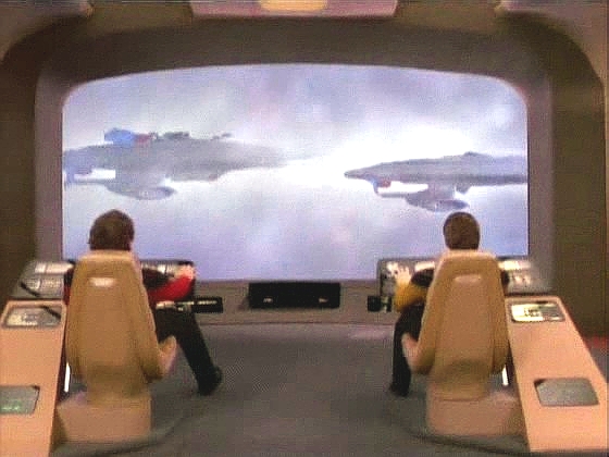 Z paluby Enterprise v minulosti sleduje, jak se v centru anomálie setkaly tři Enterprise ze tří různých časů.