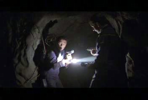 V rozsáhlém jeskynním komplexu objeví výsadkový tým obyvatele, kteří jsou vysloveně nepřátelští.