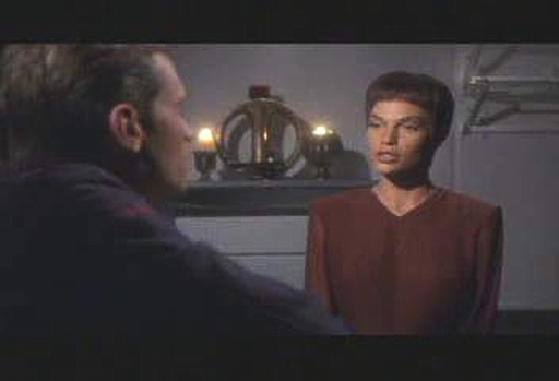 T'Pol diskutuje s Tripem své dilema: snoubenec, který ji volá zpět na Vulkan, nebo služba na Enterprise?