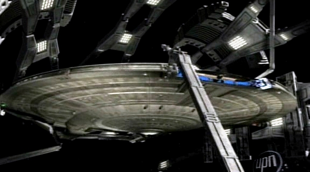 Stanice zjistila, že se posádka lodi vloupala do jejího jádra, a ihned si Enterprise přidržuje.