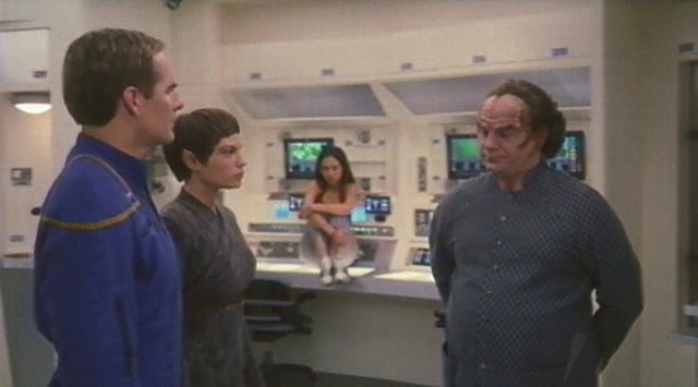 Neviditelná Hoshi poslouchá rozhovor kapitána, doktora a T'Pol, kteří vyšetřují její zmizení.