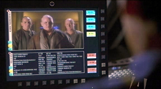 Takretská posádka varuje Enterprise před neutronovou bouří a zároveň prosí o útočiště.