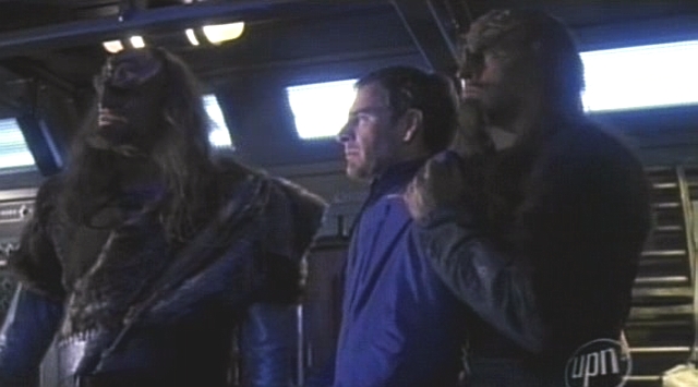 Archera odvádějí Klingoni, kteří Skalaarovi zaplatili pouze dvě třetiny dohodnuté odměny.