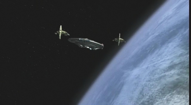 Do soustavy náhle přiletěly dvě tretské lodě. Jejich kapitán proskenoval Enterprise a zjistil přítomnost moru, který jeho rasu stál desítky miliónů životů.