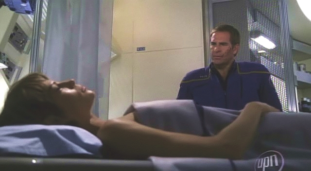 Když se dozvěděla, že kvůli ní nebude možné Enterprise izolovat, žádá, aby ji kapitán vysadil na první obyvatelné planetě. To Archer rezolutně odmítl: nikoho nikdy neopustí.