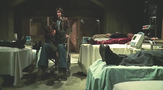 Kapitán se s jeho pomocí dostal dovnitř jako zdroj krve B+. Loomis ho zdánlivě bezvědomého pokládá na lůžko a Archer čeká na příležitost.