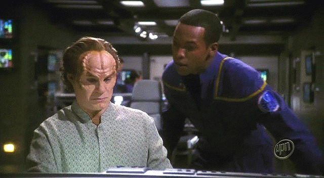 Před Enterprise se vynořila prostorová distorze. Proletět jí znamená, že celá posádka kromě doktora stráví čtyři dny v hlubokém kómatu. Doktor dostává rychlokurs v navigaci…