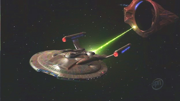 V'Las si netroufá vybombardovat syrranity, dokud má v Enterprise svědka. Monitoruje komunikaci a pak na ni zaútočí a poškodí ji tak, že ji donutí k ústupu. 