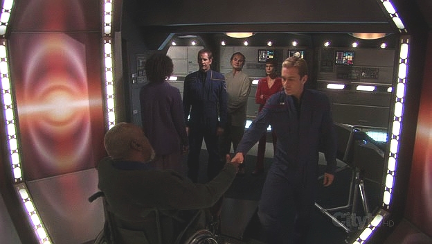 Posádka se loučí s Ericksonovými a doktor ještě předává Tripovi specifikace pro zvýšení dosahu transportéru. Sám se osvobodil od obsese, i když jeho akce bude mít dopad.