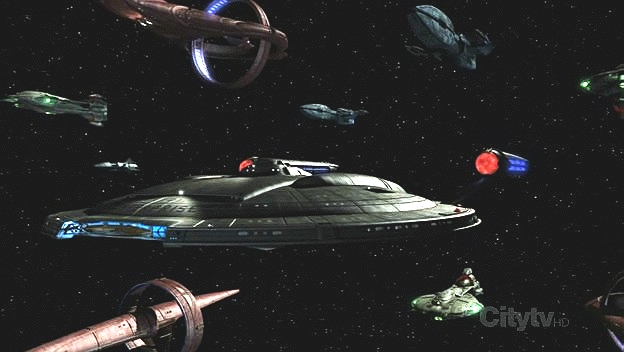 Pohled na část spojenecké flotily. Její část zatím sleduje warp stopu útočníka, o němž se T'Pol a Archer na základě dat ze střetu s minami domnívají, že by to mohli být Romulané.
