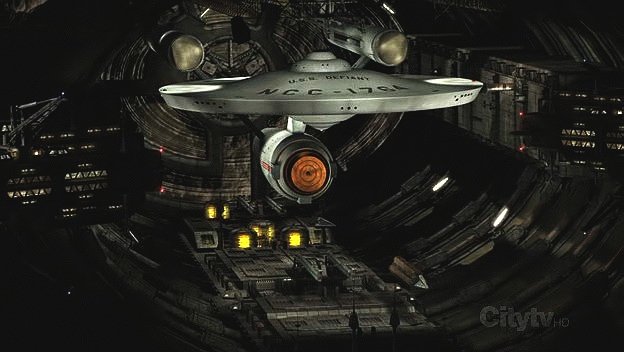 Tholiani vlákali interfázovou trhlinou USS Defiant z paralelního vesmíru z 23. století. Archer chce loď z budoucnosti získat pro Říši a vydává se na něj s výsadkem.