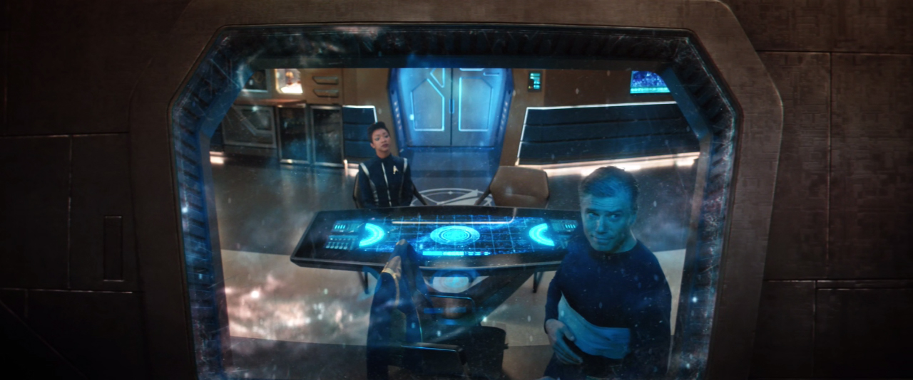 Na lodi se Michael přizná Pikeovi, že viděla bytost podobnou andělovi při výsadku na asteroid (viz epizoda DSC Brother). To dává výskyt andělů a neznámé signály do širšího kontextu.