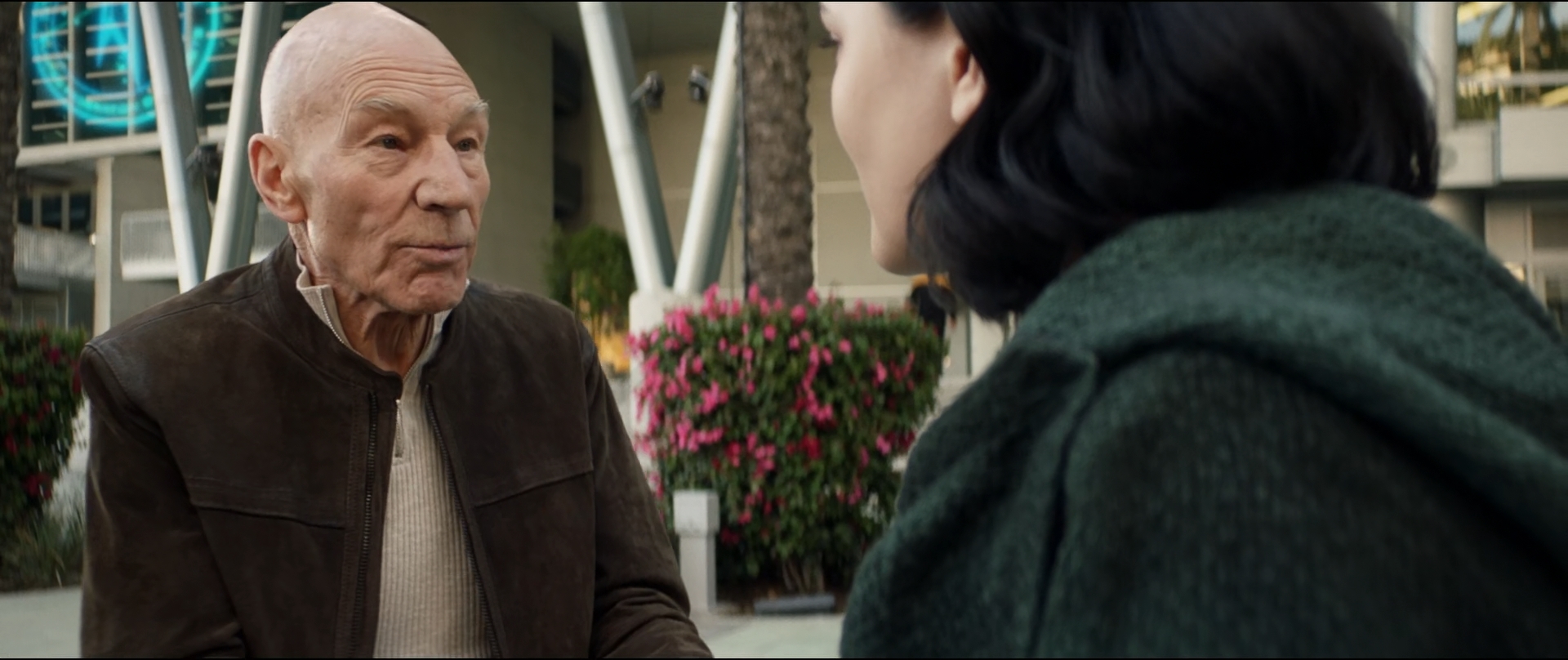 Picard se před budovou archivu potká s Dahj a vyjeví ji možnost, že by mohla skutečně být Datovou dcerou. Dahj odmítá, že by byla umělou formou života. Sděluje Picardovi, že se bojí o život.